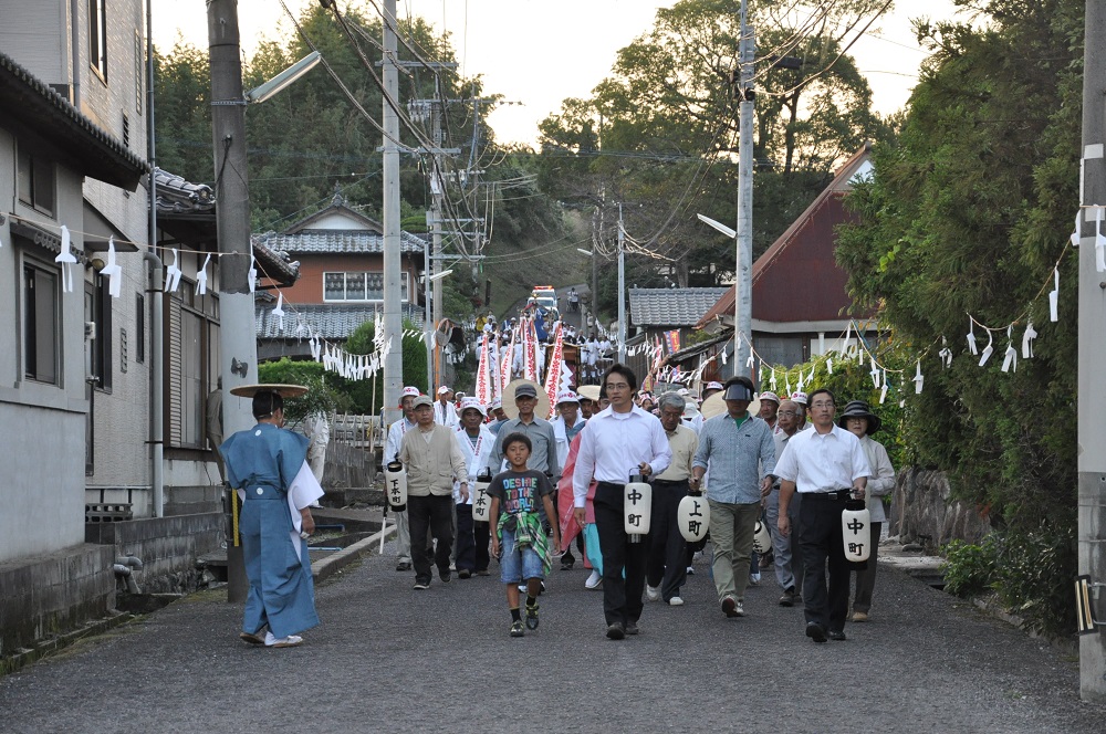 百体神社での拝礼後、上宮へ還幸する氏子の行列