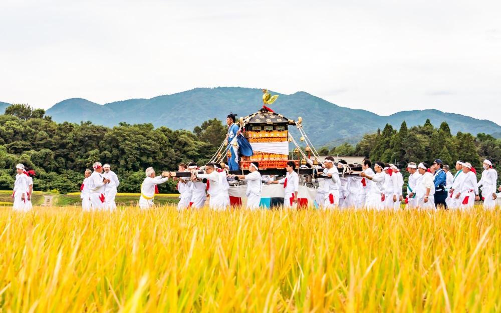 A portable shrine heading to the Ukiden