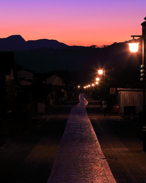黎明前的勅使街道