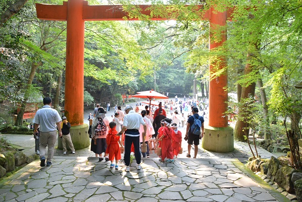 Children helping carry ceremonial wooden buckets（Now）