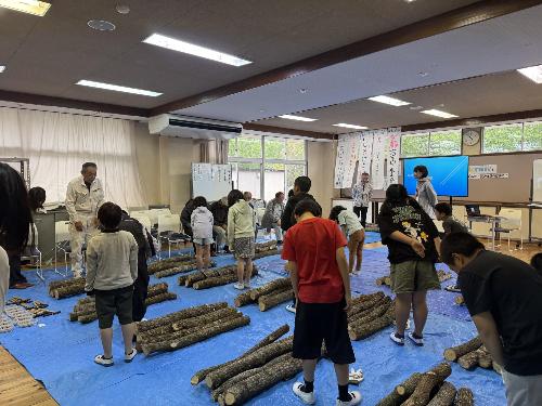 2025中部小児童椎茸駒打ち体験03