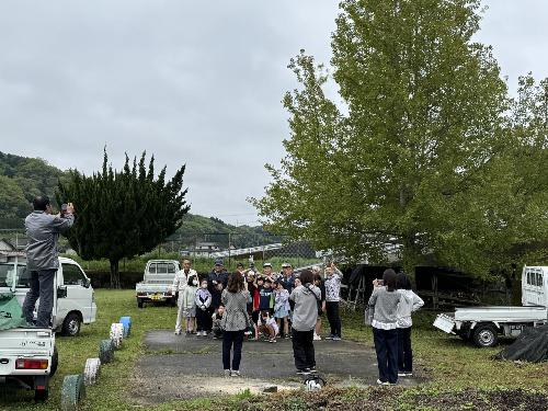 中部小児童椎茸駒打ち体験11