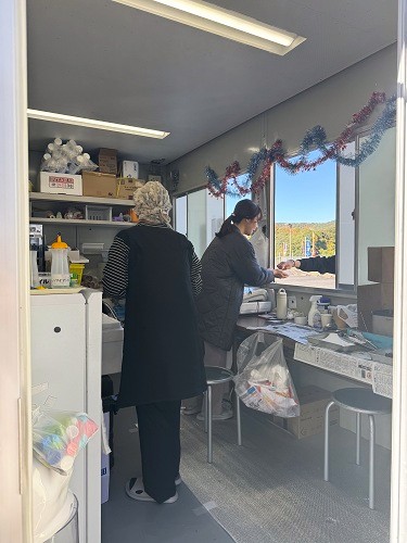 軽飲食販売活動 販売風景をプレハブのなかから