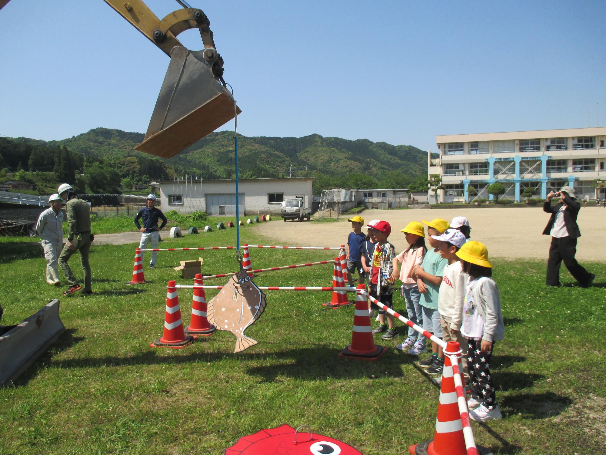 院内中部小学校児童重機オペレーション体験3