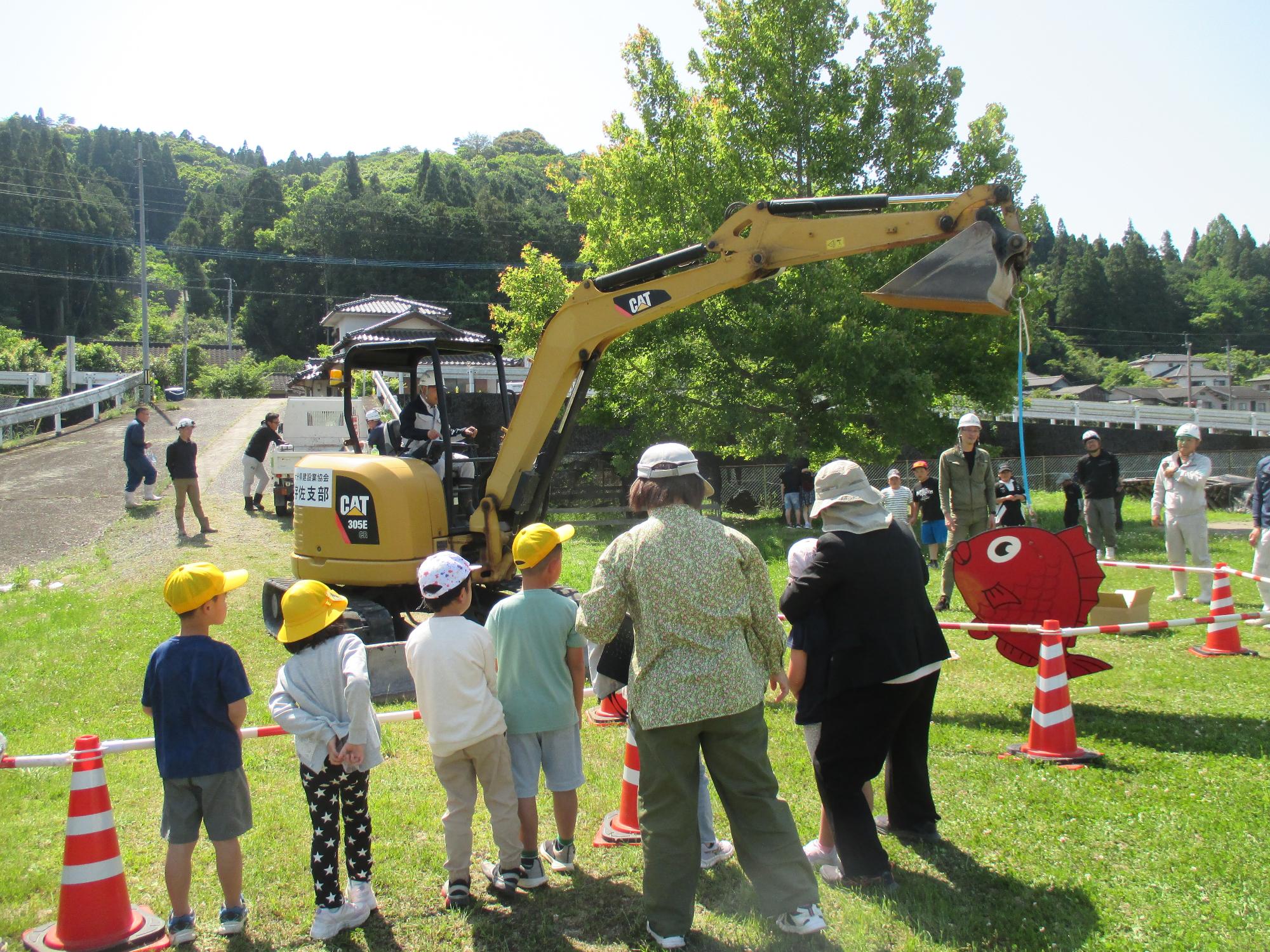 院内中部小学校児童重機オペレーション体験2