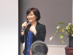 お話しされる宮原まゆみさん