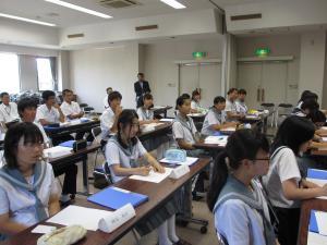 真剣に聞く留学生のみなさん