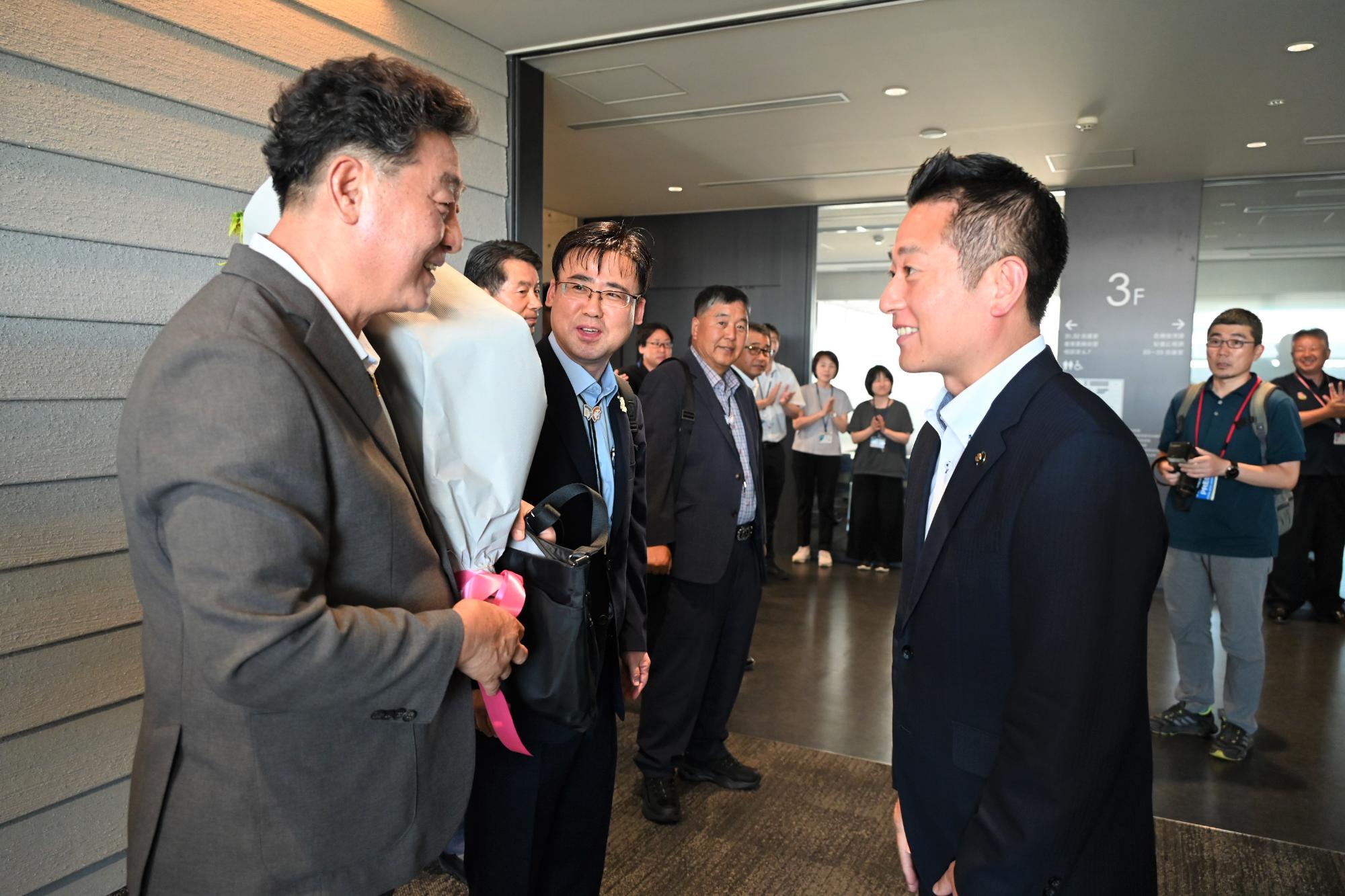 議長お迎え0730