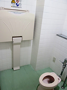 ベビーキープが設置された幼児用トイレの写真の画像