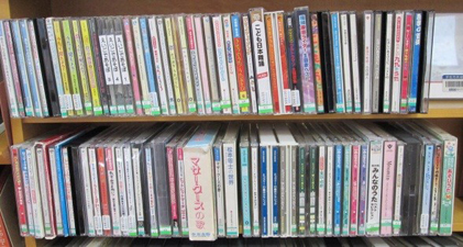 本棚に沢山のCDが背表紙で並べられている写真の画像