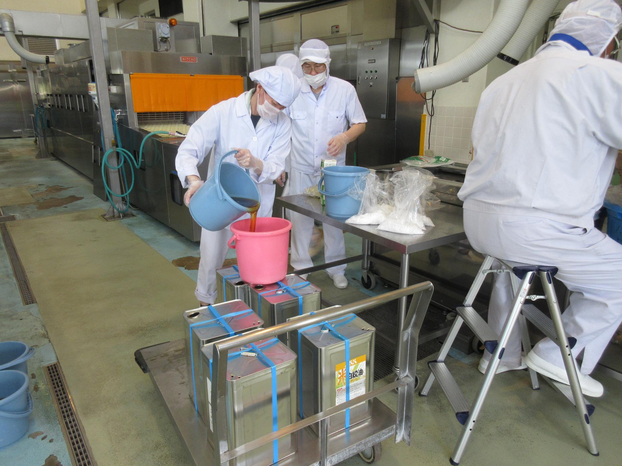 廃油を流し込む様子