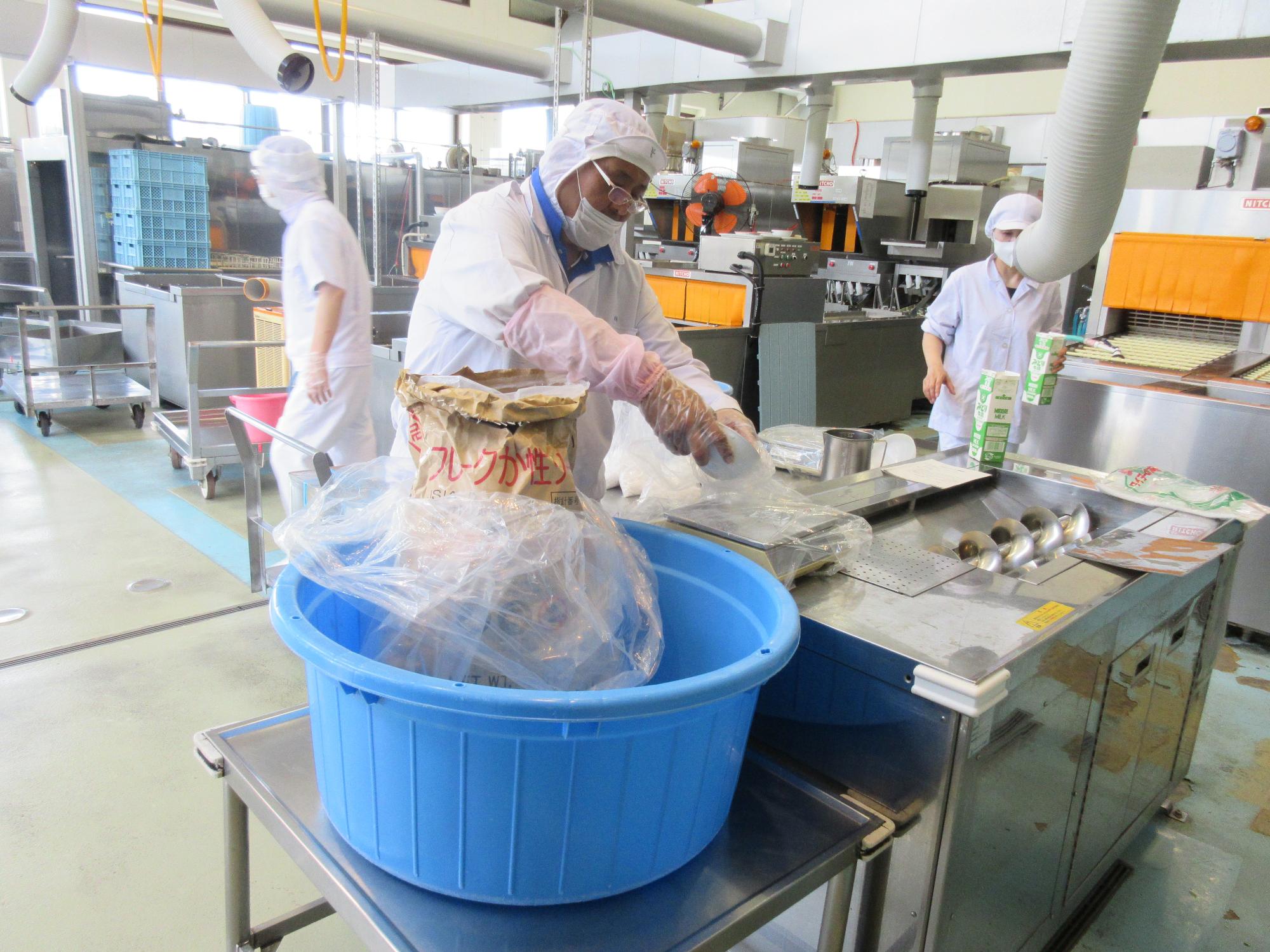 廃油を固める薬品の量を計る様子