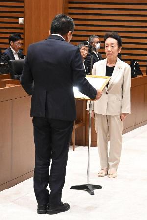 議員25年以上表彰 中村明美議員