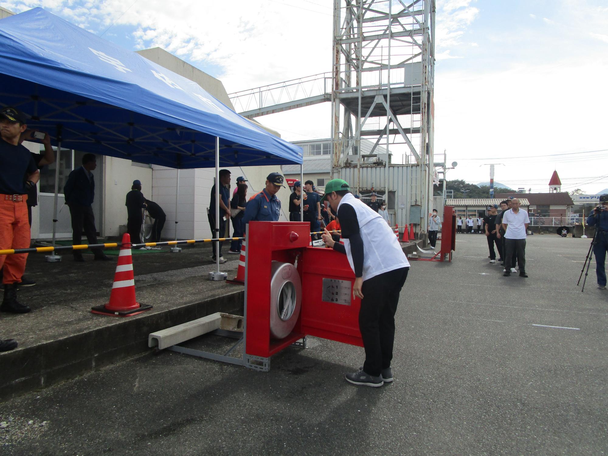 2号屋内消火栓を操作する選手