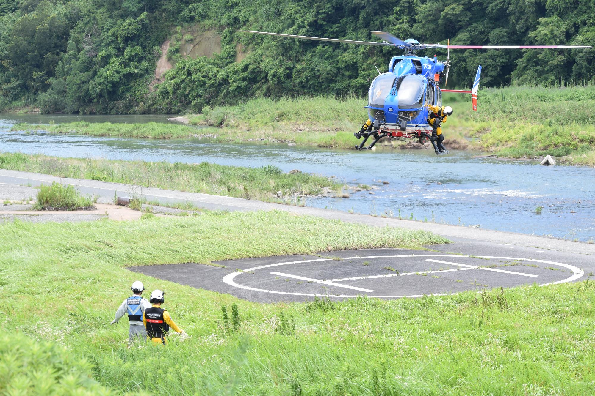 河川敷での防災ヘリ誘導訓練