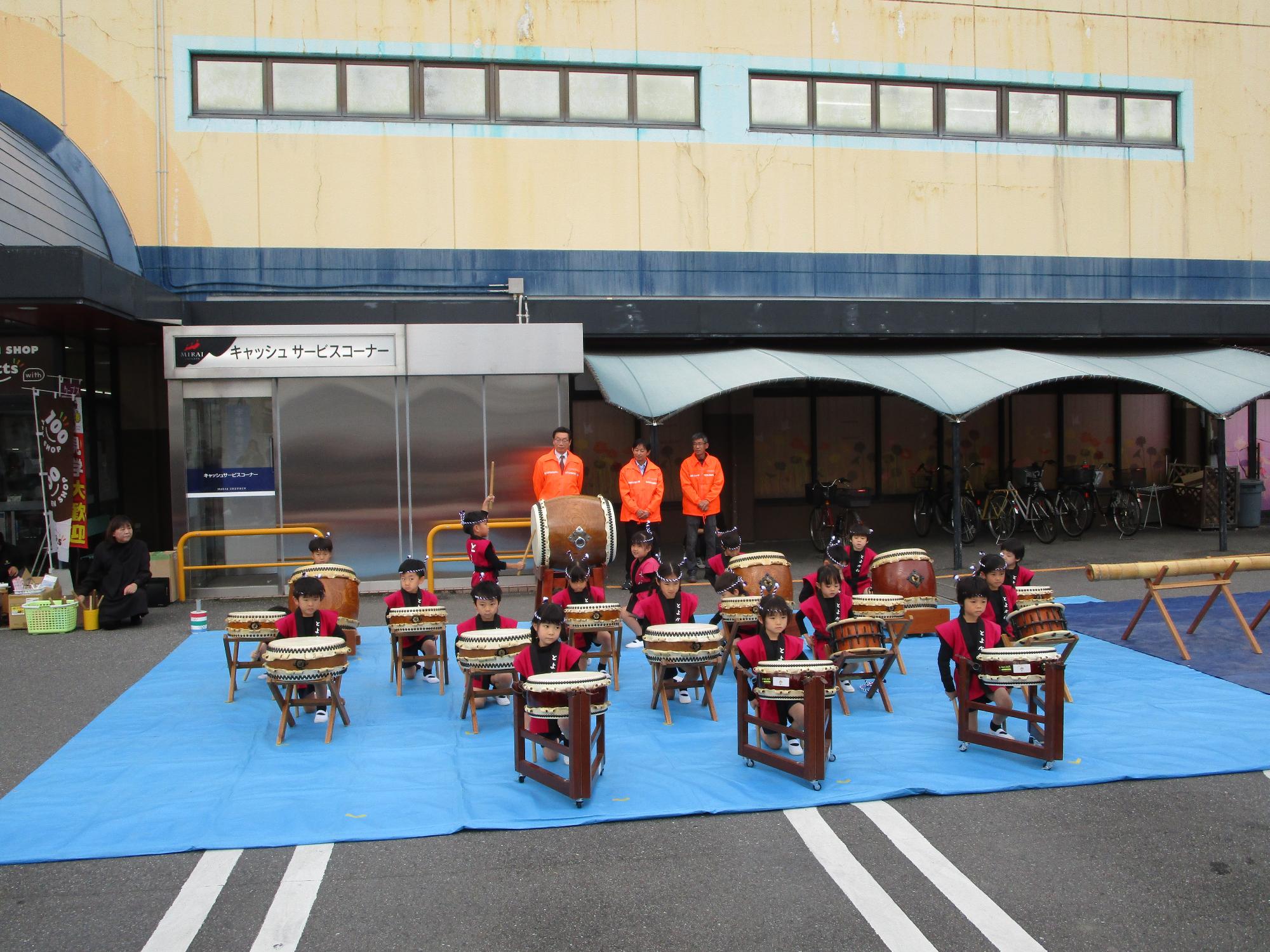 太鼓を叩く園児たちの写真