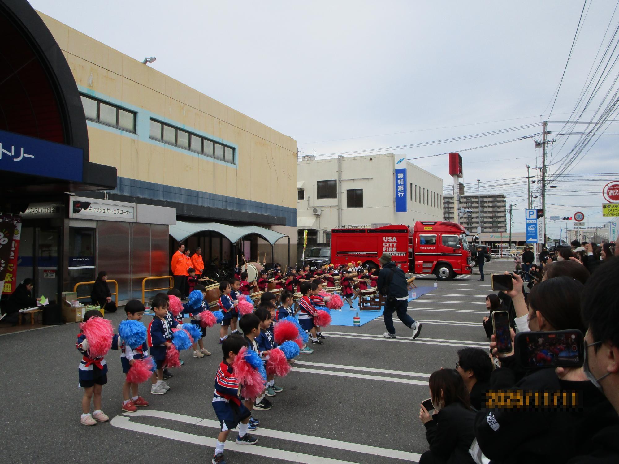 演奏に合わせて踊る園児の写真