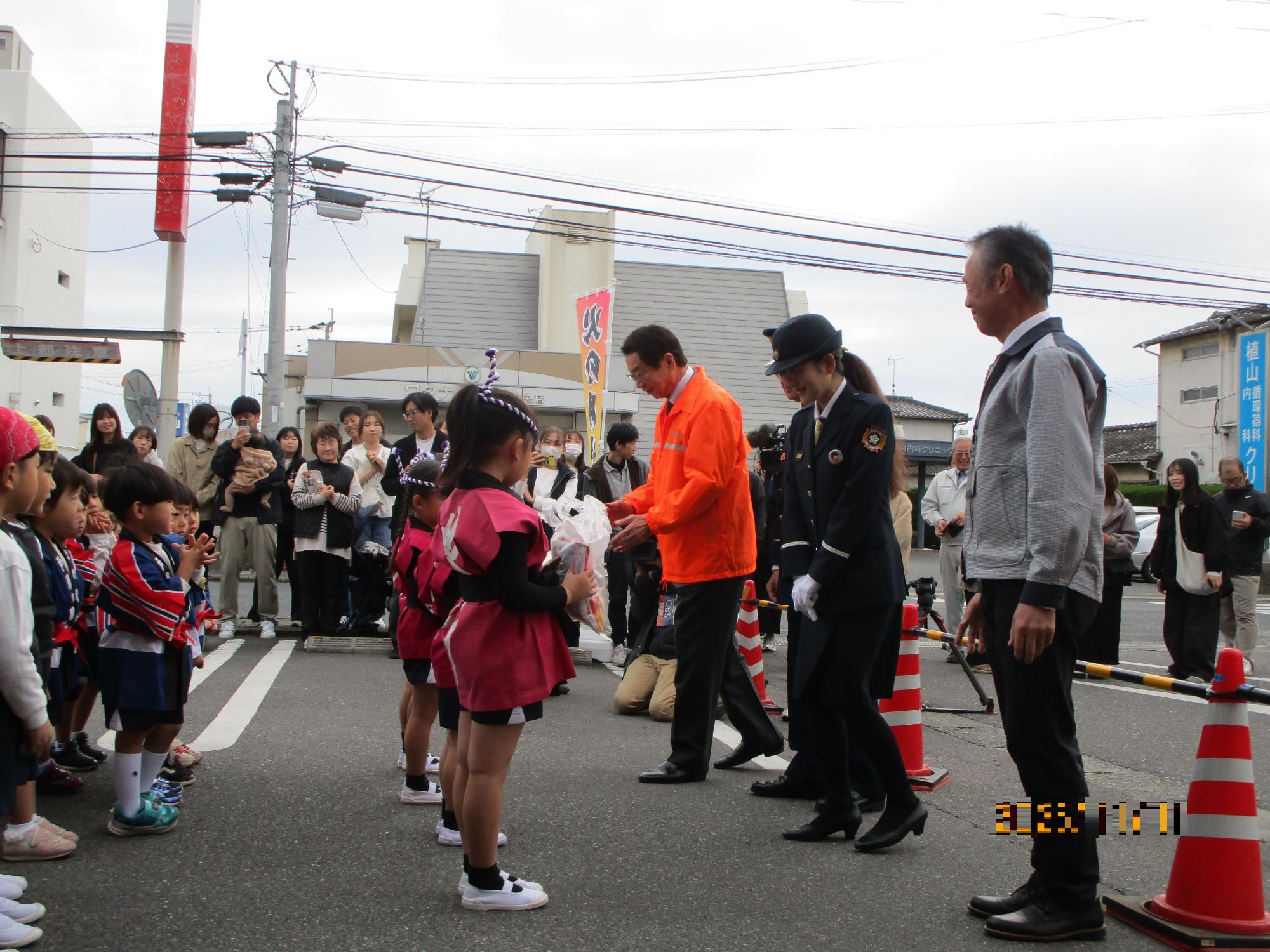 演奏終了後にはがんばった園児のみなさんへ記念品が贈られました。