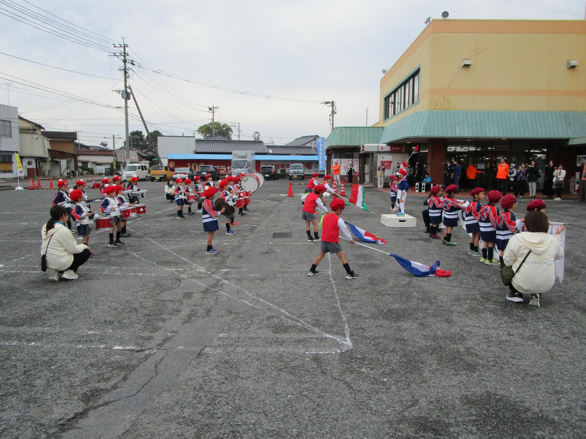 定位置につき防火演奏を行う園児たちの写真
