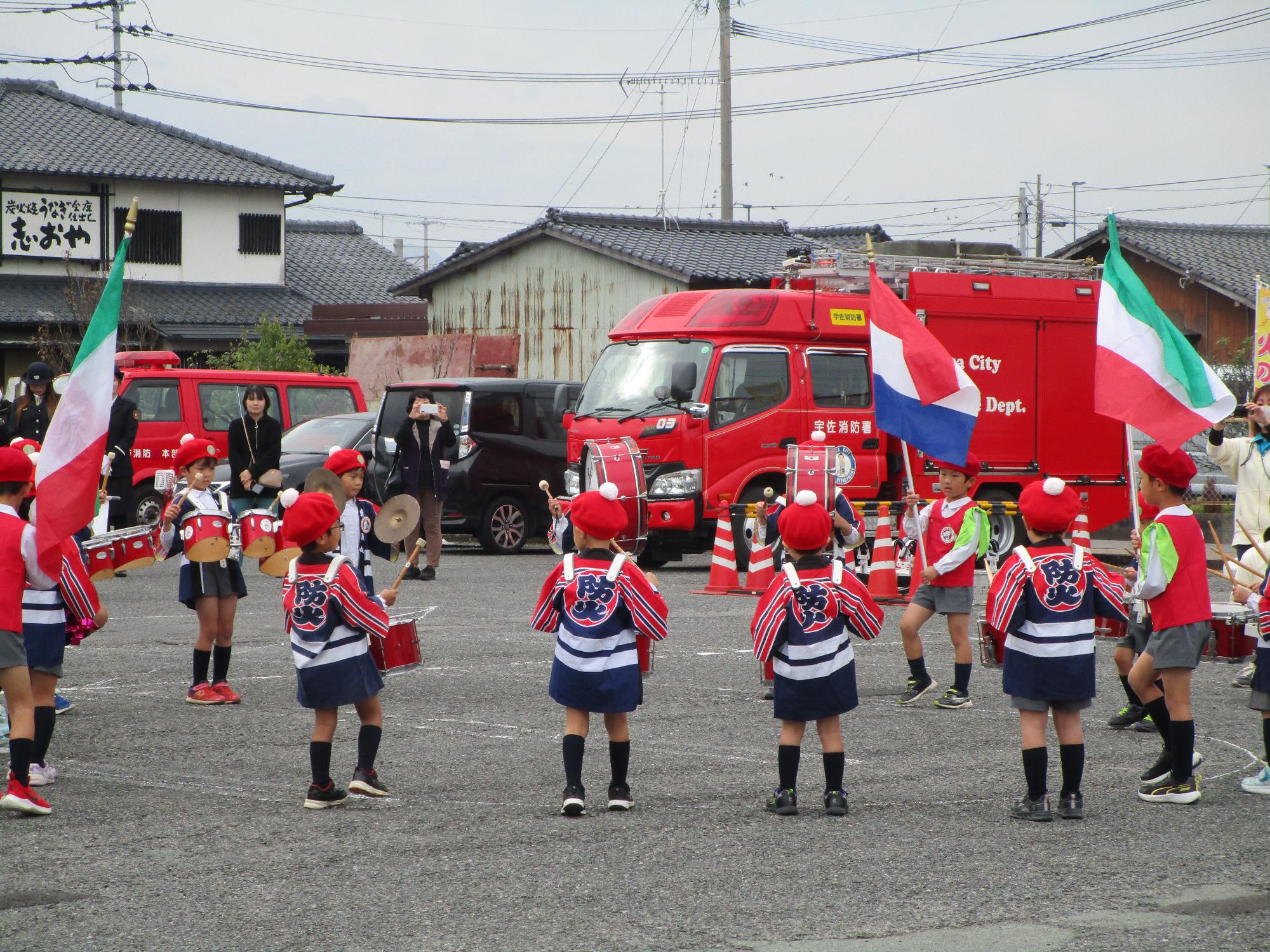円形になり鼓笛を披露する園児たちの写真