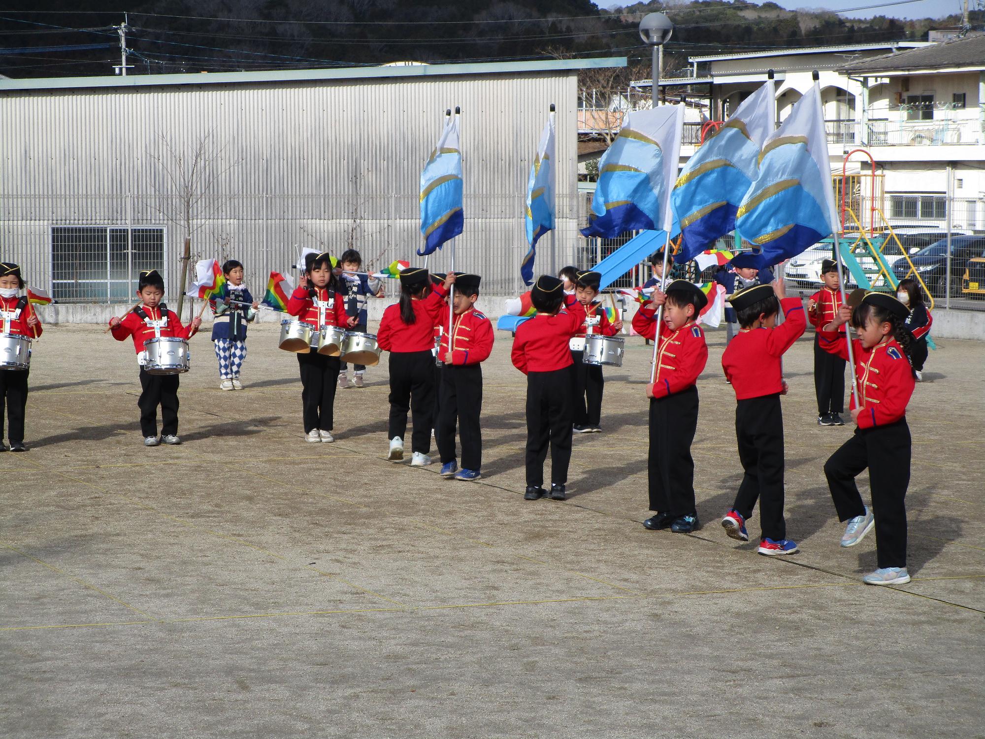 鼓笛隊の演奏に合わせて行進する園児たちの写真