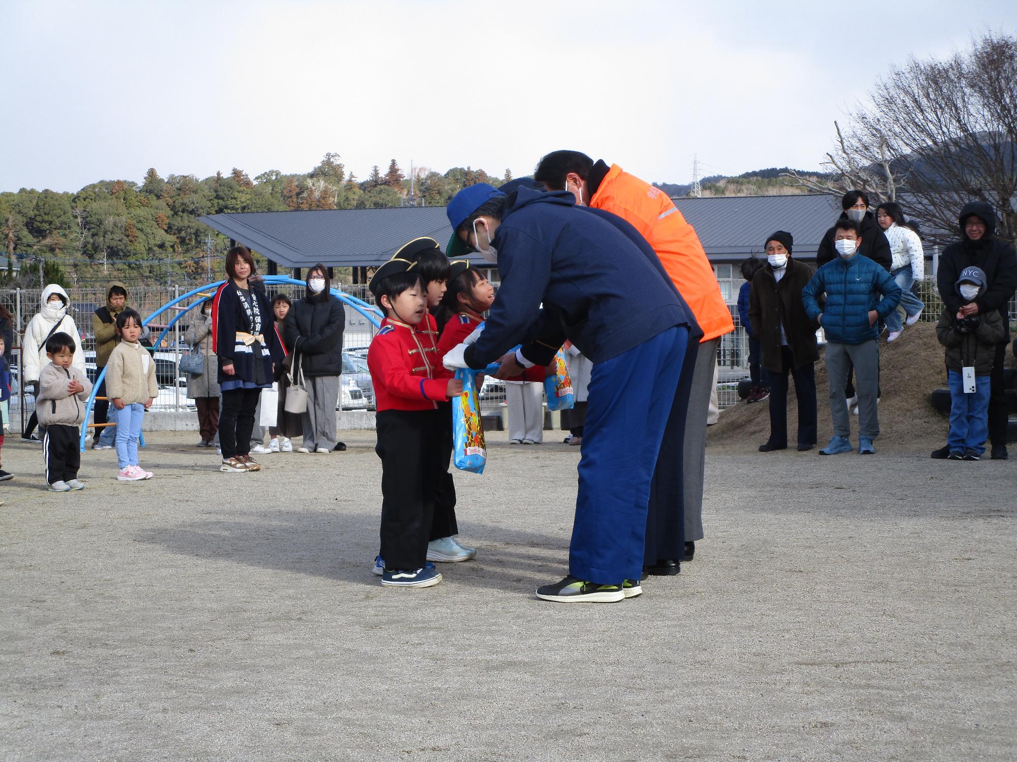 記念品を受けとる園児たちの写真