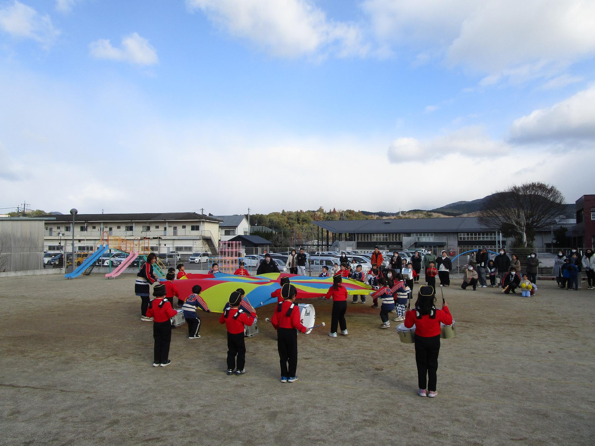鼓笛に合わせて動く園児たちの写真