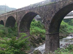 院内の石橋