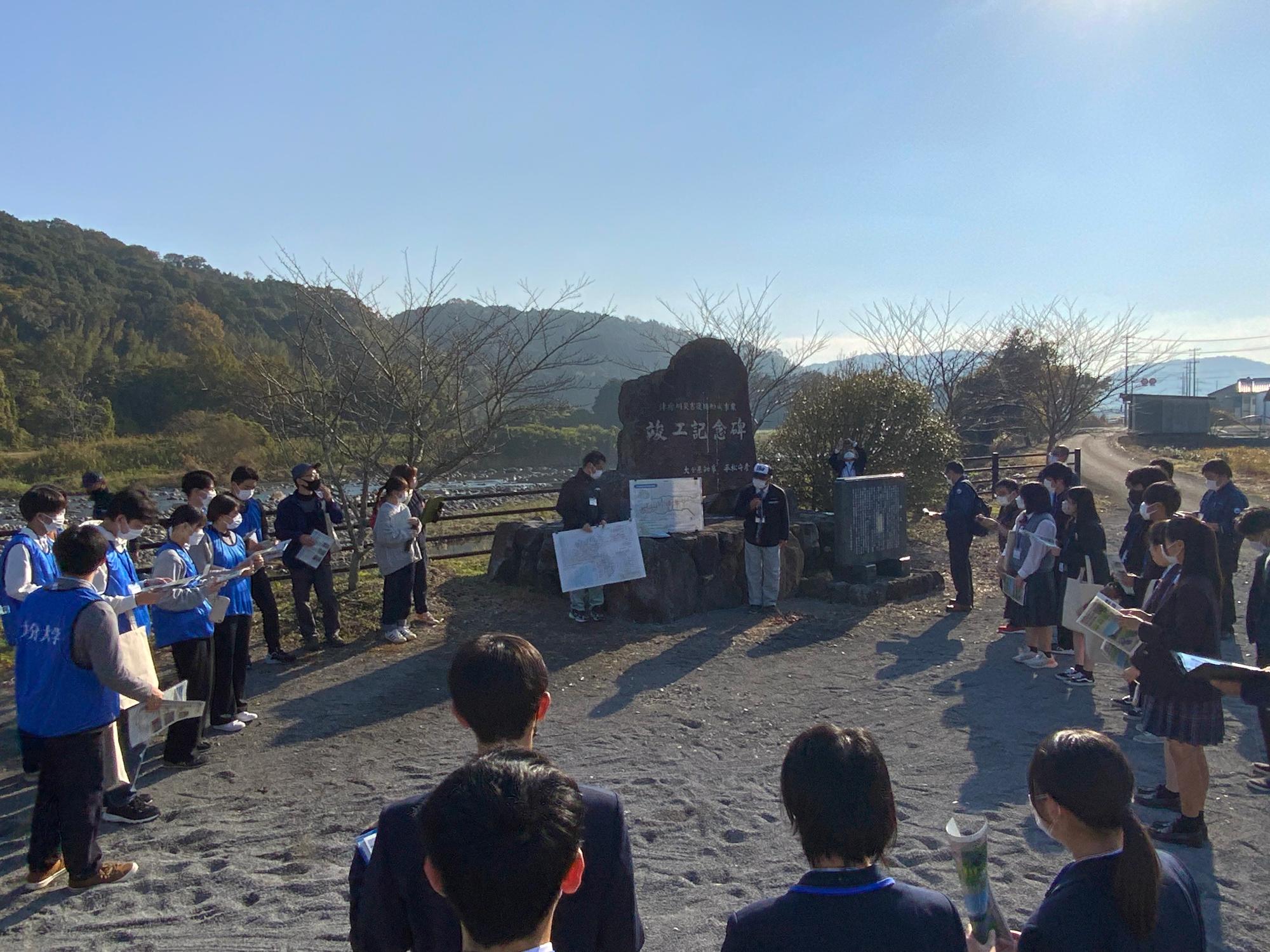 津房川災害復旧助成事業竣工記念碑前で宇佐土木事務所による説明の様子