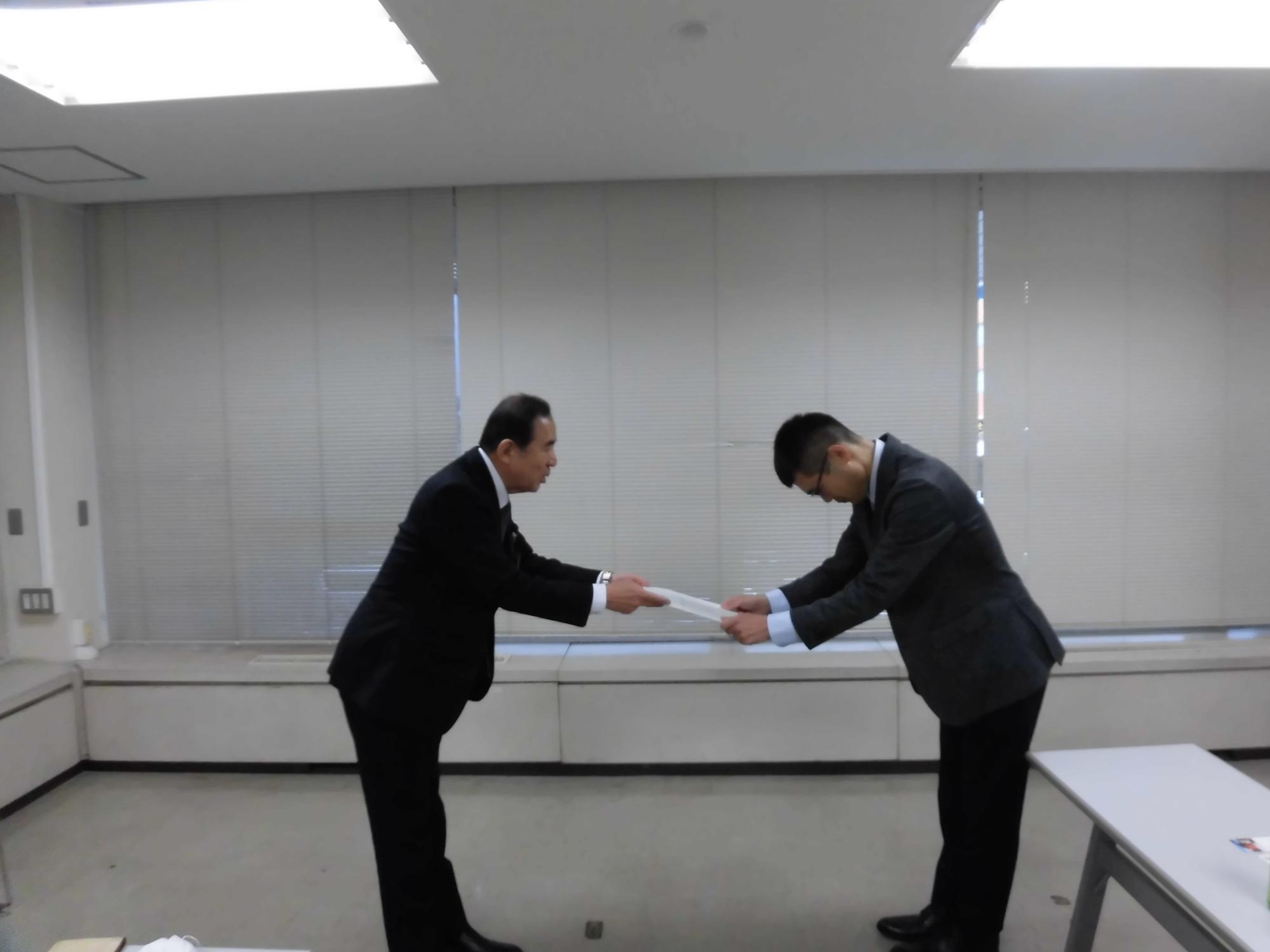 要請書手渡し