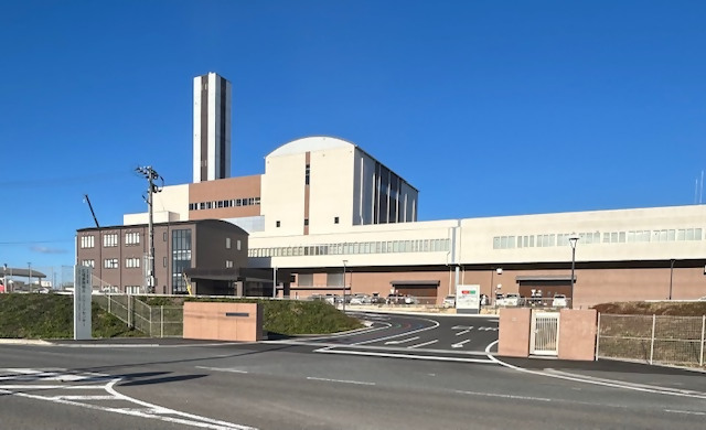 宇佐・高田・国東広域事務組合クリーンセンターの施設を正面から撮影した写真