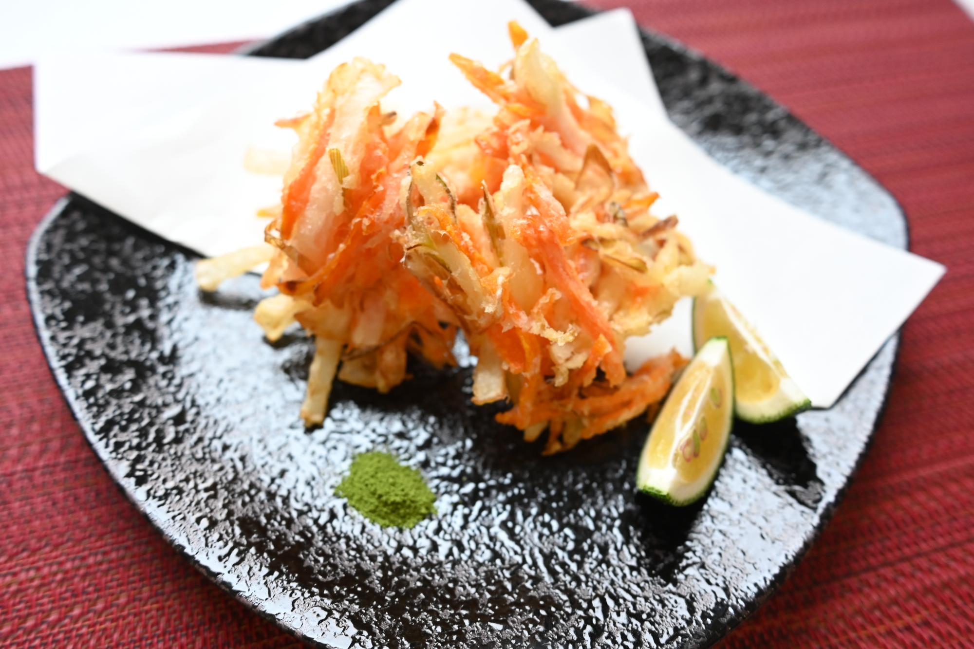 大根や人参の皮から長ねぎの青い部分まで丸ごと使った野菜のかき揚げの写真
