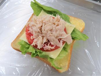 サラダチキンパン1