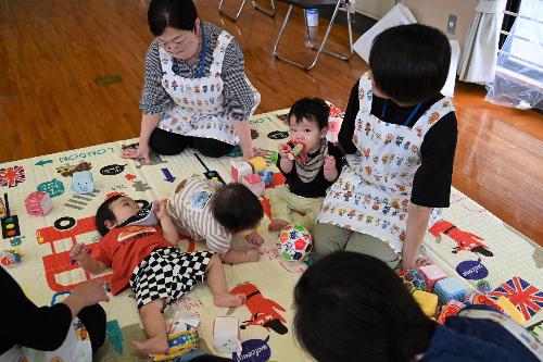 子どものお世話をしている様子