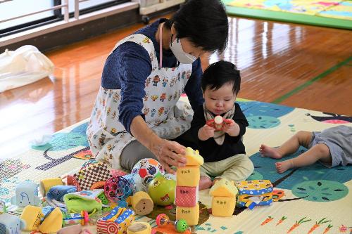 子どものお世話をしている様子