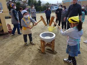 お餅をつく