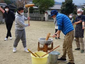 お父さん達のお餅つき