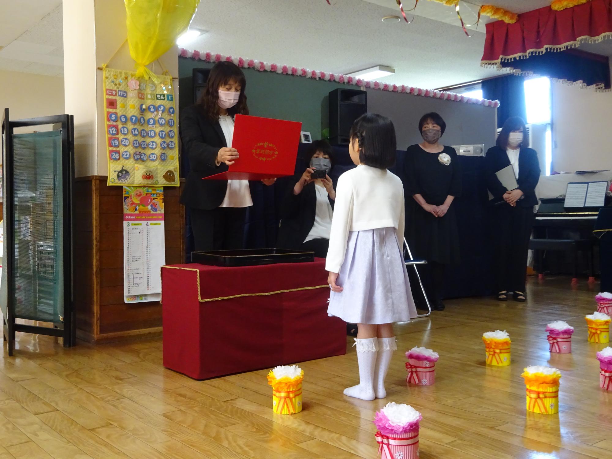 園長先生から卒園証書をもらいます