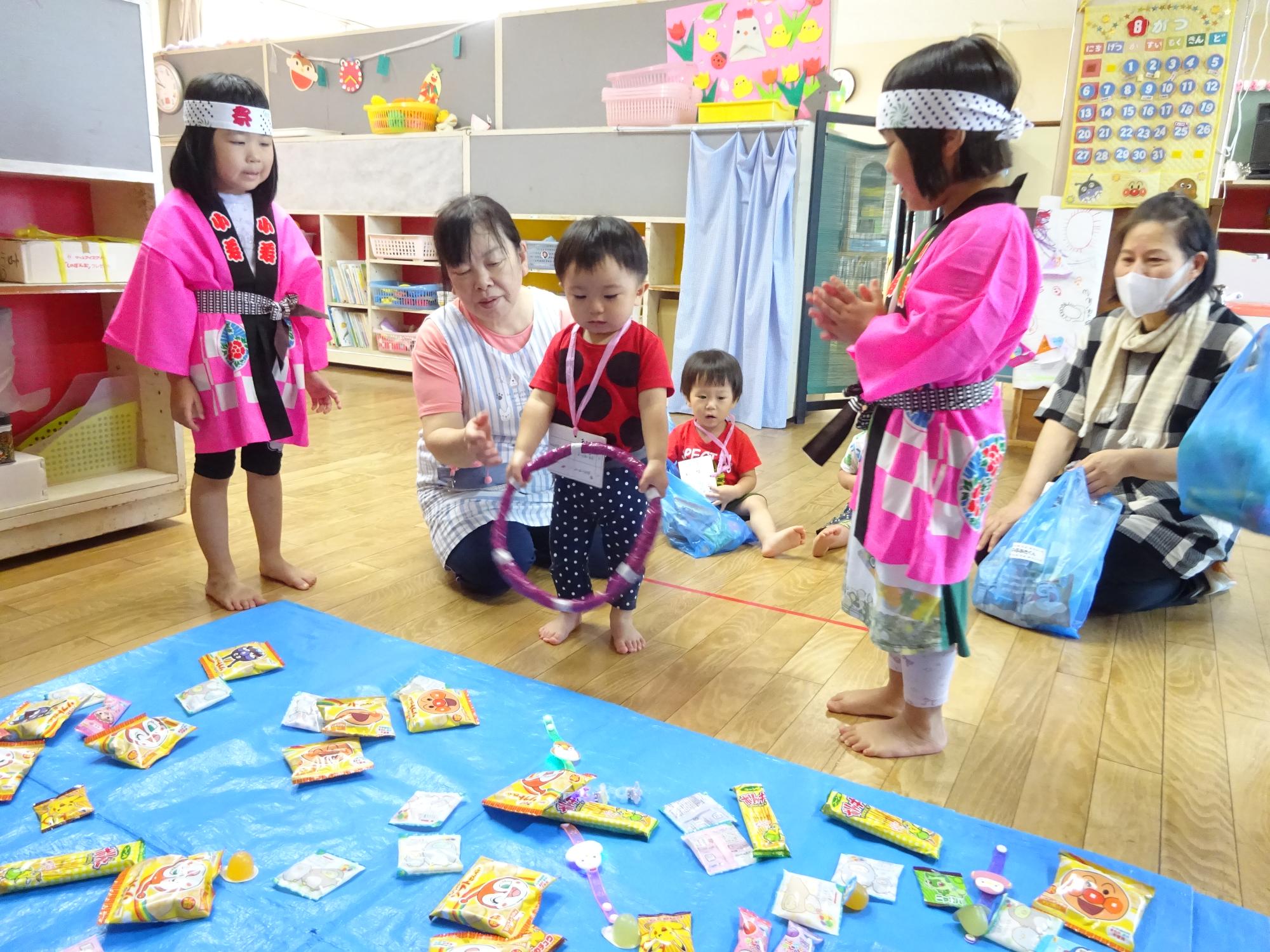 輪投げをする子ども