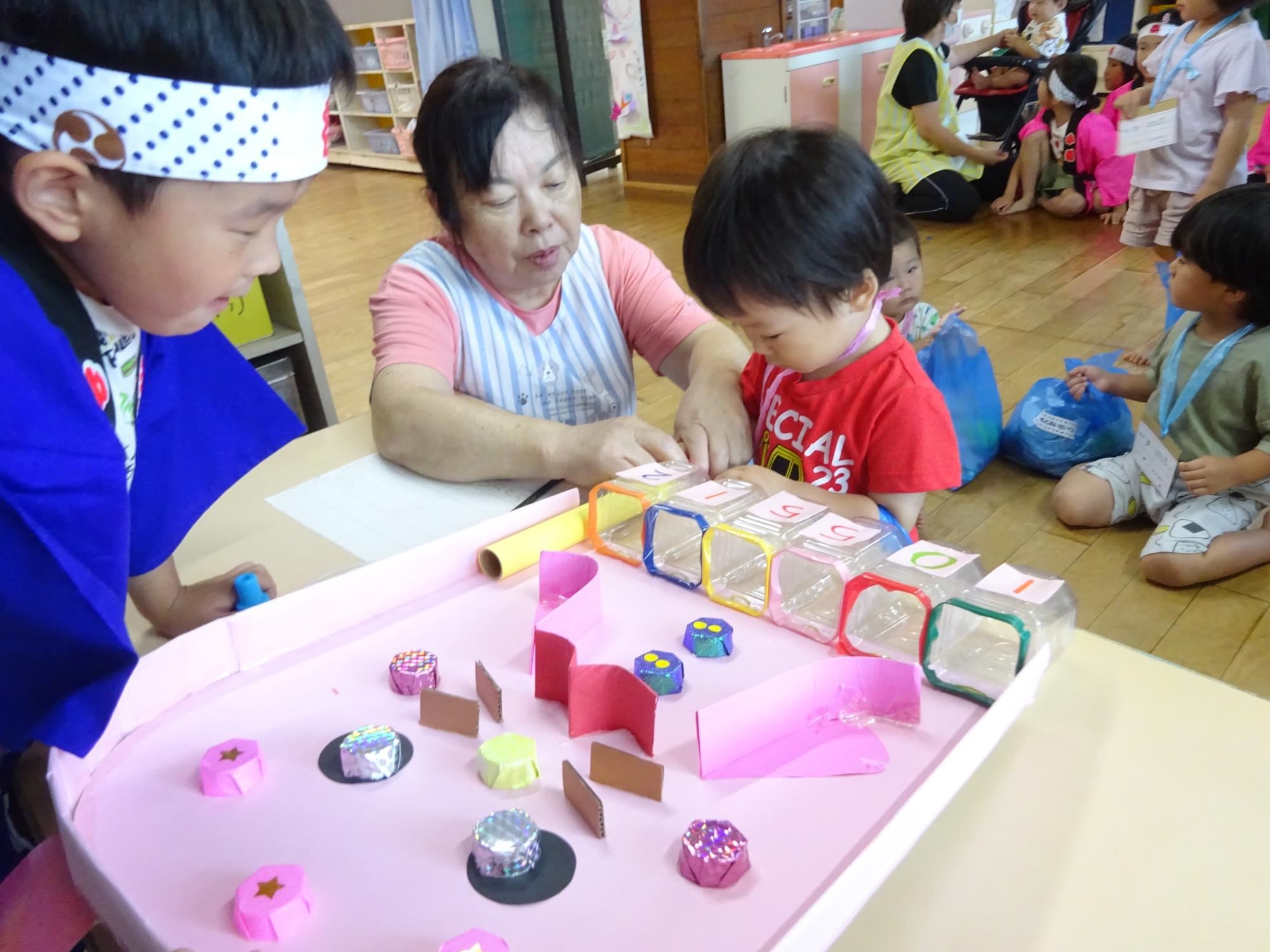 ピンボールゲームをする男の子