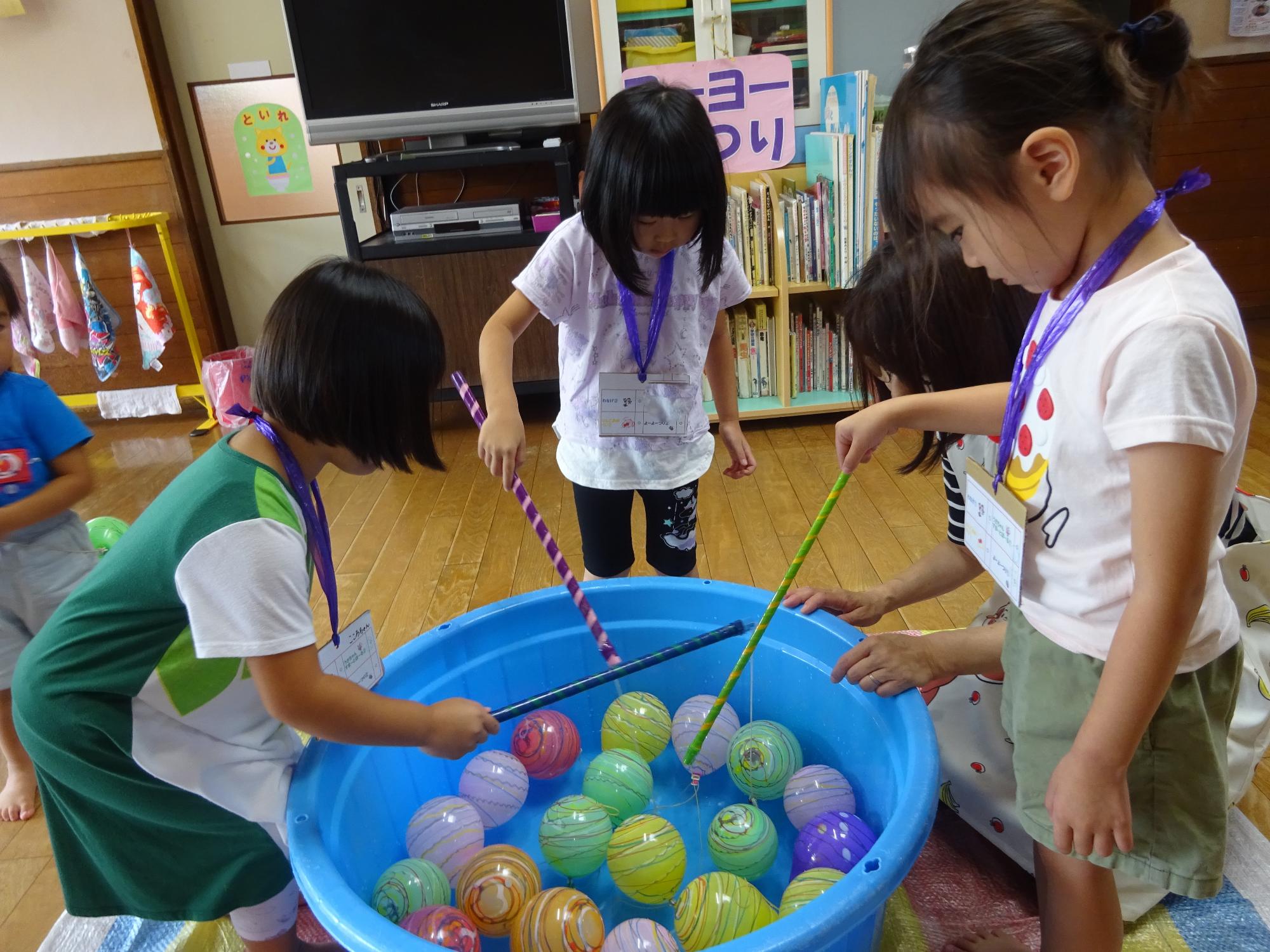 ヨーヨーつりをする子ども達