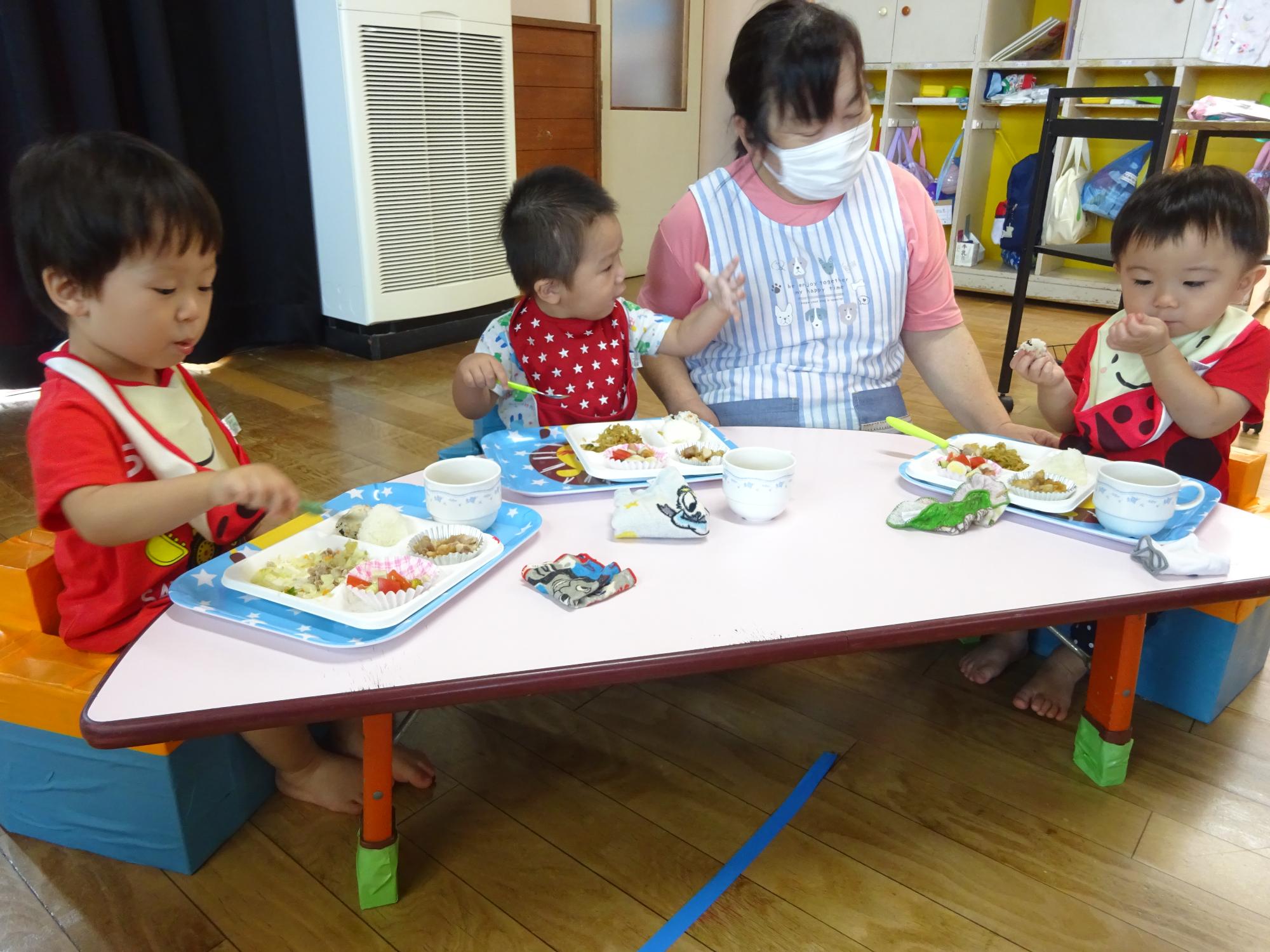 おいしそうに食事をする子ども達