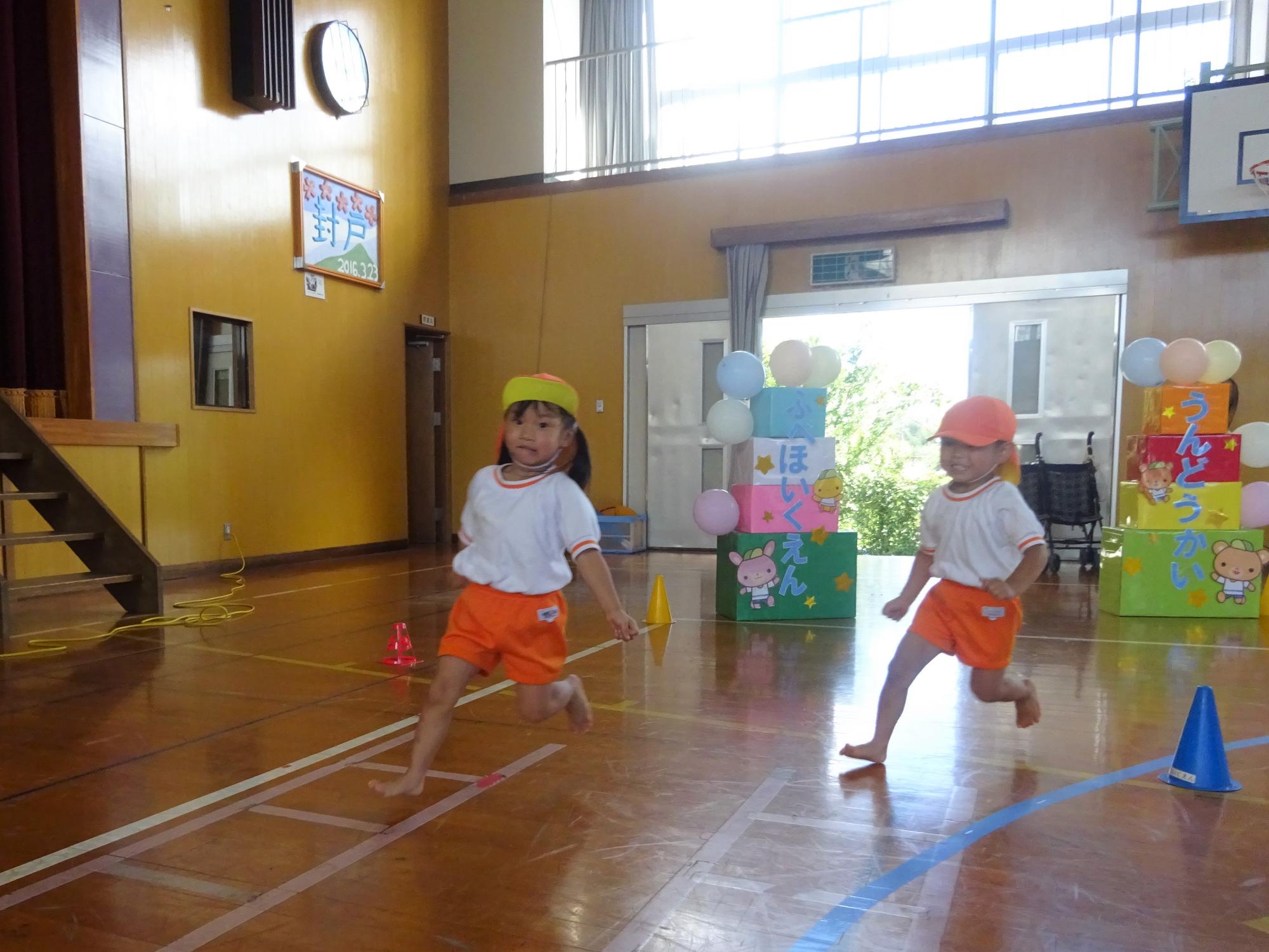 コーナーを走る子ども