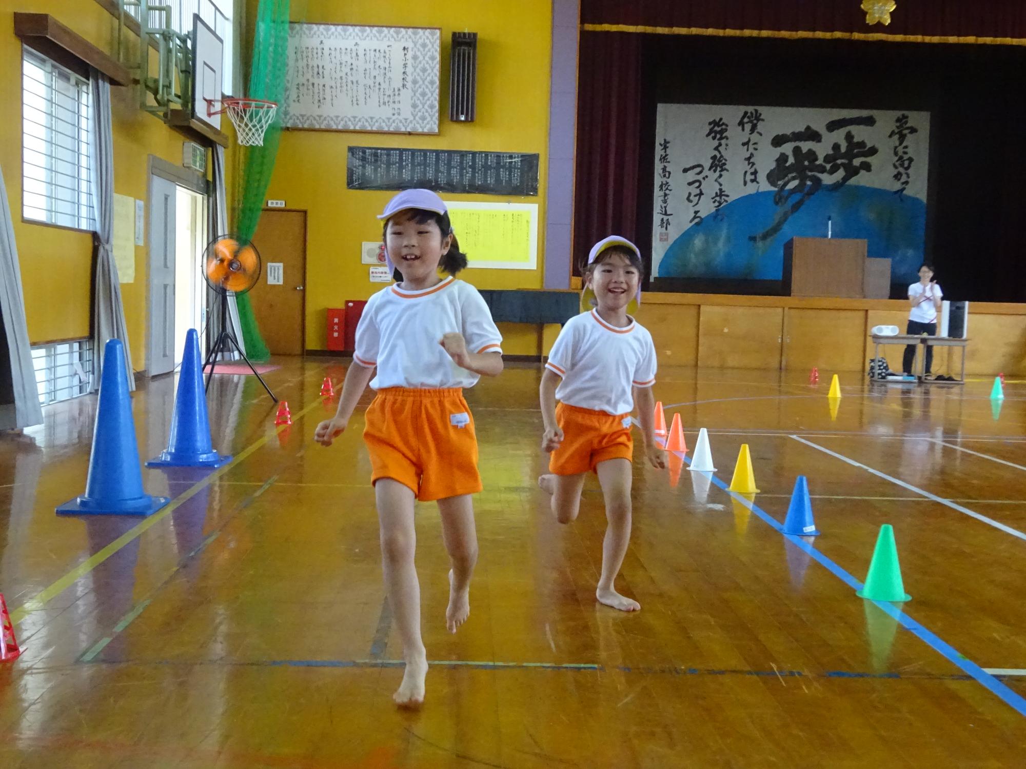 楽しそうに走る子どもたち