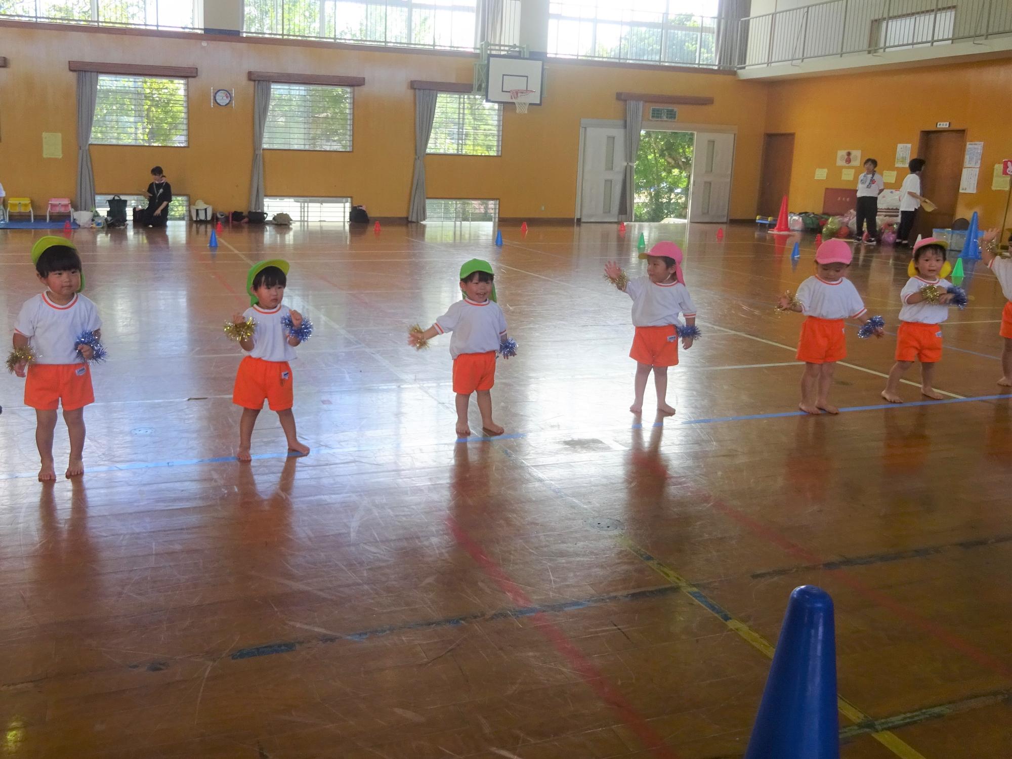 踊っている子どもたち