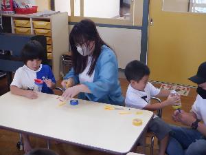 親子で製作中