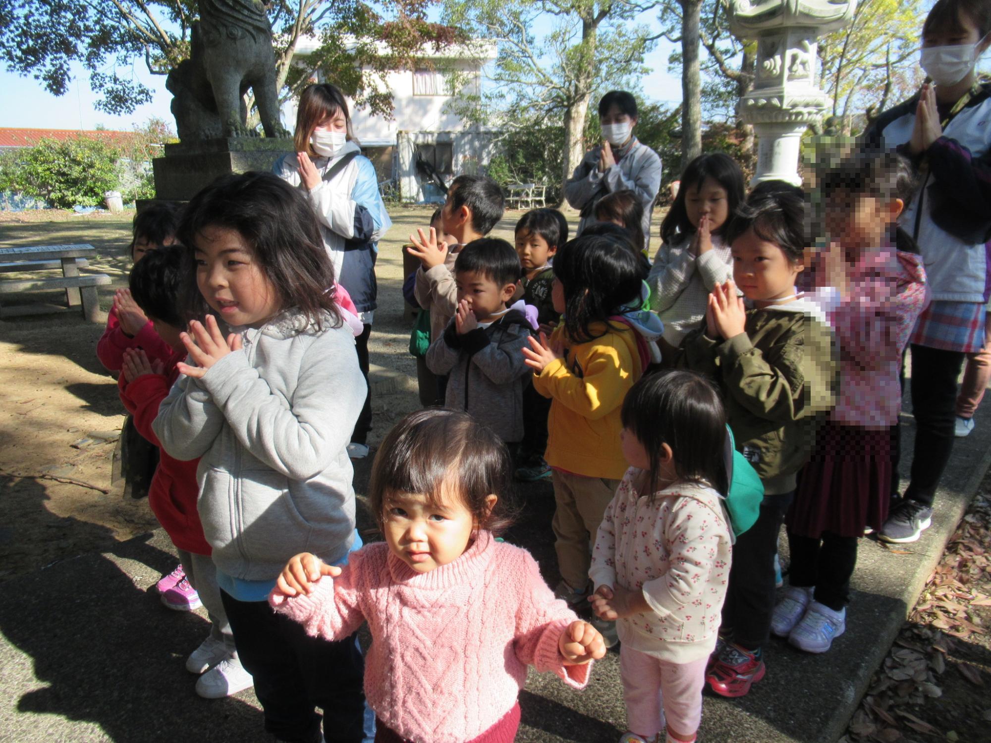 近所の神社でお参りです！