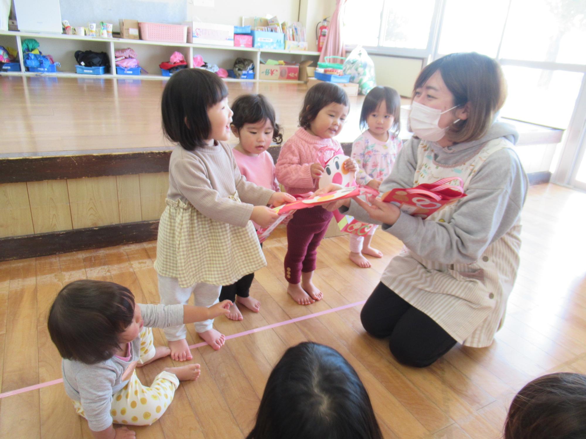 保育園に戻ったら、千歳飴をもらいました