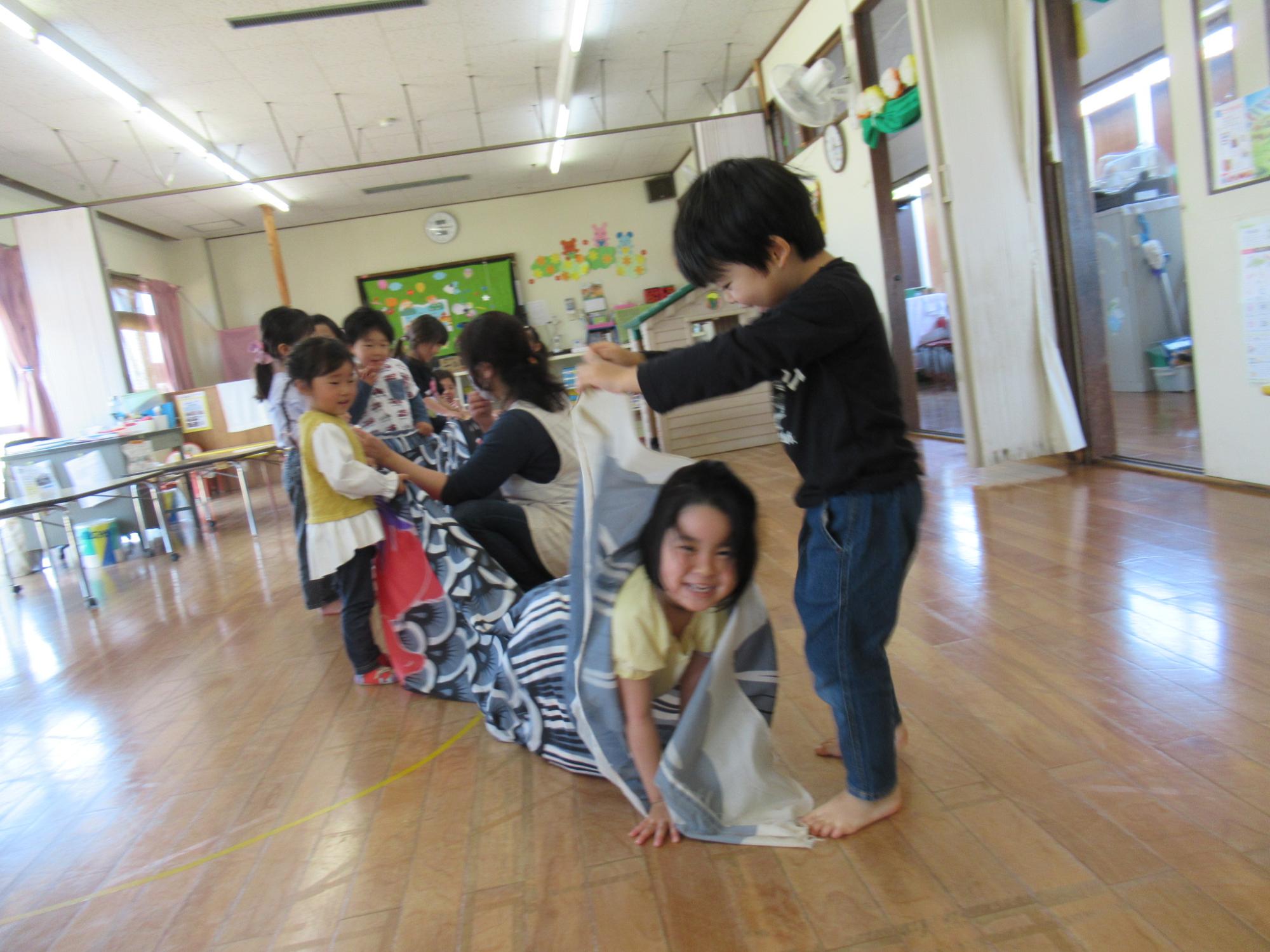 こいのぼりくぐり