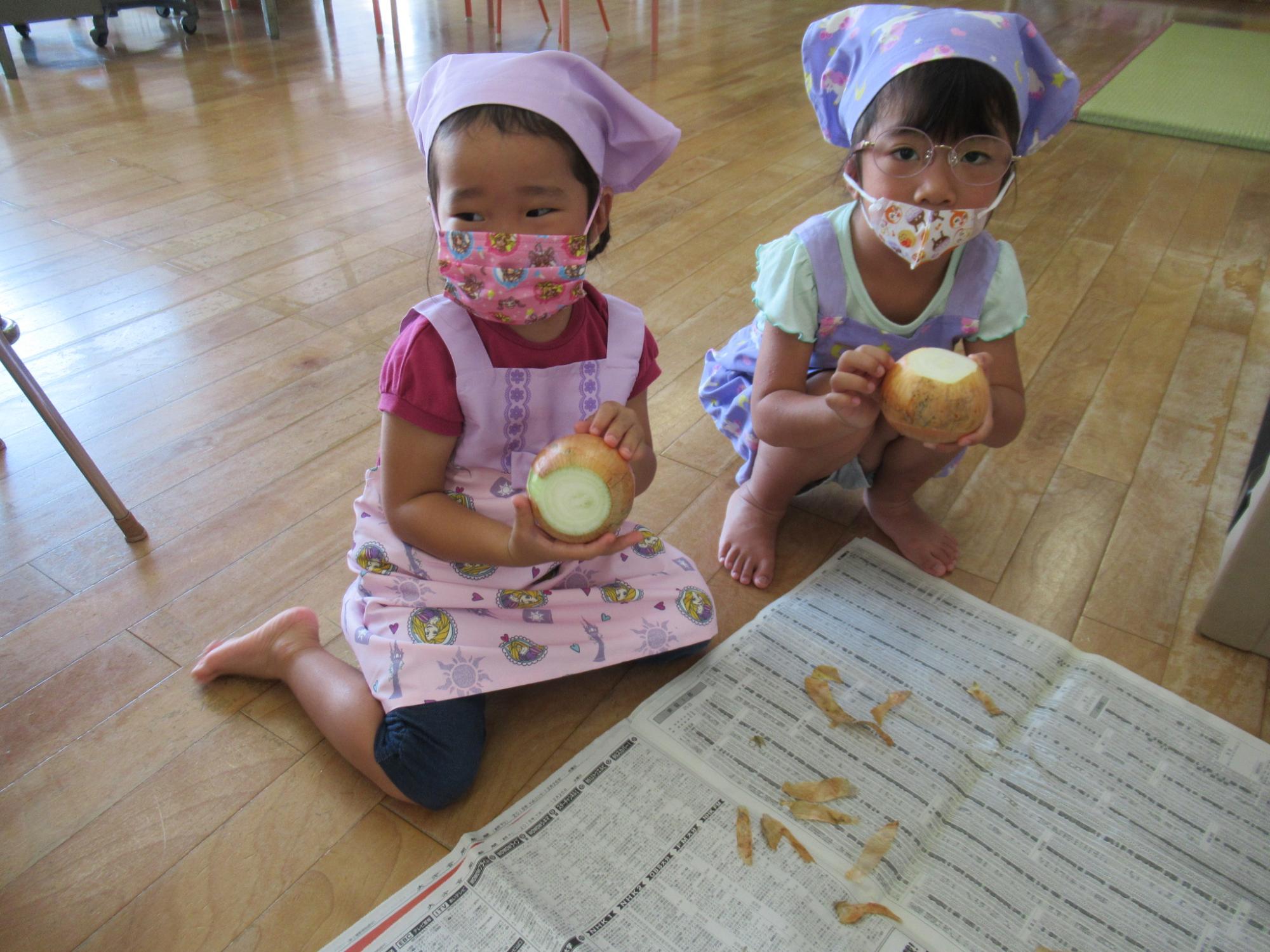 3歳児玉ねぎの皮むき